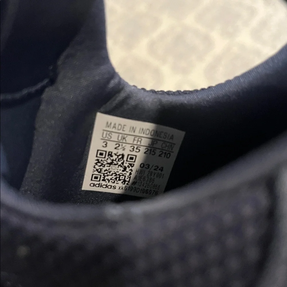 Brand New Boys Adidas Slip-On Sneakers, size 3 - Picture 3 of 3